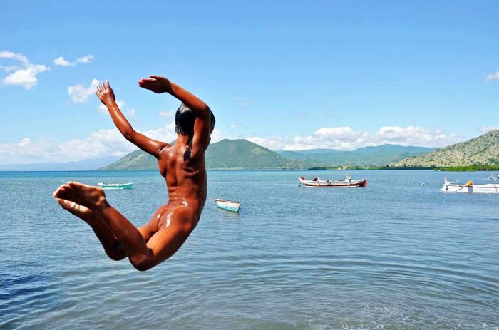 TALIWANG, 25/6 - LIBURAN ANAK PANTAI. Seorang anak bermain air di pinggiran pantai Poto Tano, Kecamatan Poto Tano,Taliwang, Kabupaten
