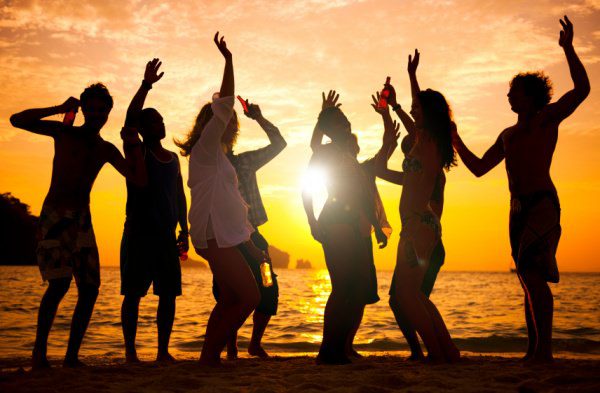 varkiza-beach-party-ioulio
