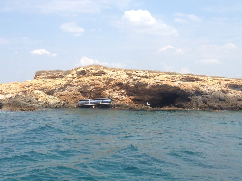Η πλωτή εξέδρα στο σημείο που βρίσκεται σήμερα, στην τρίτη νησίδα του συμπλέγατος.