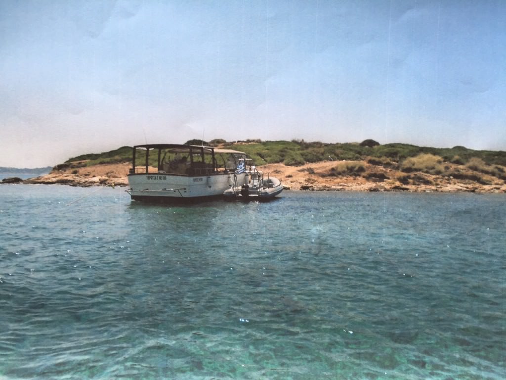 Τα σκάφος με την ονομασία «Υδρούσα» δεμένο στην παράνομη πλωτή εξέδρα. Η φωτογραφία είναι από προηγούμενη αυτοψία. 