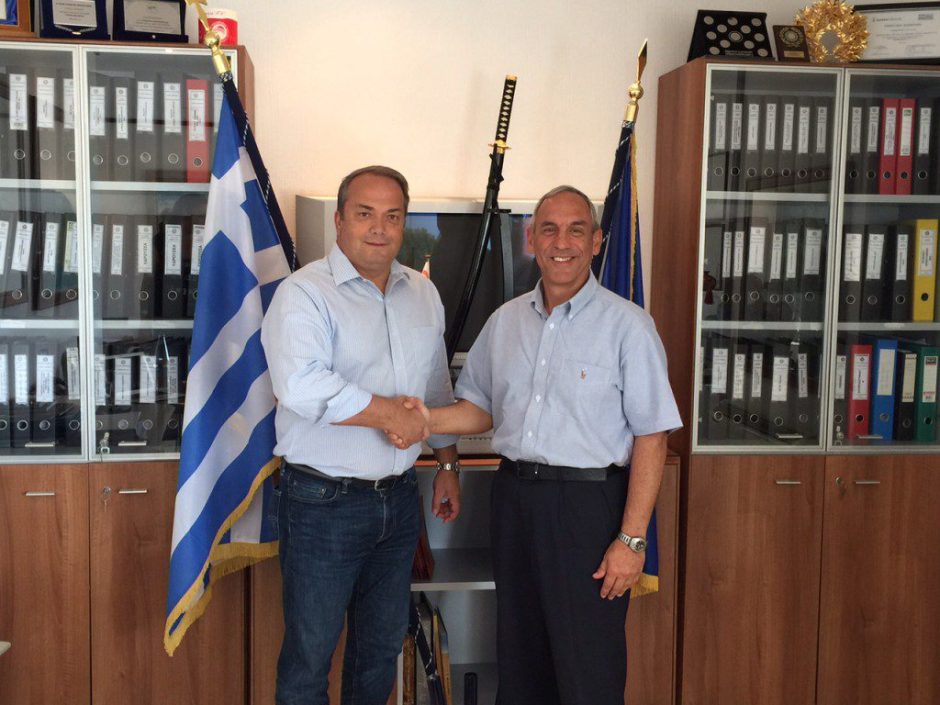 Ο Δήμαρχος Βάρης Βούλας Βουλιαγμένης, Γρηγόρης Κωνσταντέλλος με τον Πρόεδρο της Ε.Ο.ΤΡΙ. κ. Γερόλυμπο Γιώργο μετά από την υπογραφή της μεταξύ τους συμφωνίας για τη διοργάνωση του αγώνα τριάθλου.