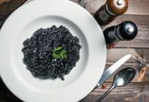Το black food με τις μοναδικές γεύσεις κατέβηκε Γλυφάδα και Βουλιαγμένη