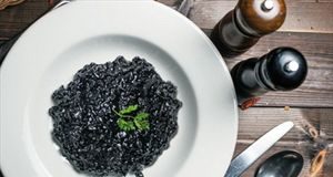 Το black food με τις μοναδικές γεύσεις κατέβηκε Γλυφάδα και Βουλιαγμένη