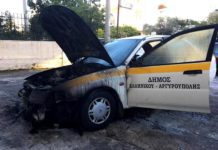 Ανατινάξανε αυτοκίνητο του Δήμου Ελληνικού – Αργυρούπολης. Ανακοίνωση του Γραφείου Τύπου με αιχμές