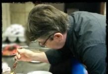 Ο chef Ευάγγελος Μπιλιμπάς…ετοιμάζει αχλαδια ποσέ με σαμιώτικο κρασί και σοκολάτα (αδημοσίευτη συνταγή)