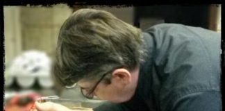 Ο chef Ευάγγελος Μπιλιμπάς…ετοιμάζει αχλαδια ποσέ με σαμιώτικο κρασί και σοκολάτα (αδημοσίευτη συνταγή)