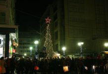 Φόρεσε τα γιορτινά του ο Πειραιάς με το φωτισμένο δένδρο και με πανέμορφη συναυλία(φωτό)