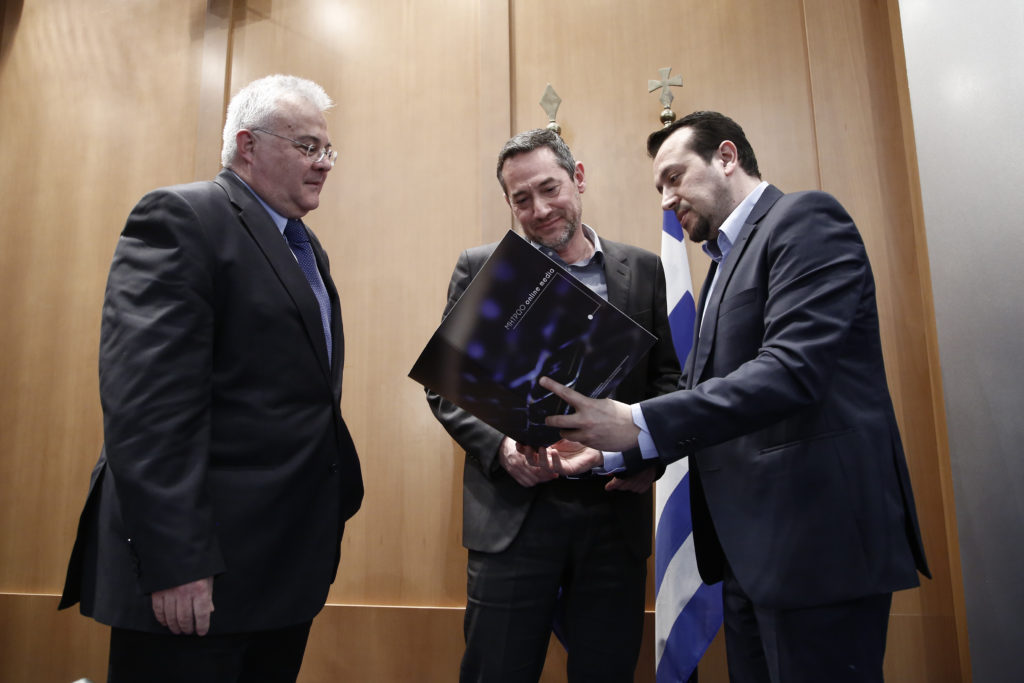 Ο πρόεδρος της Ένωσης Εκδοτών Διαδικτύου (ΕΝΕΔ) και ιδρυτής και πρόεδρος του Ομίλου «24Media», Δημήτρης Μάρης (Κ) παραλαμβάνει αντίγραφο κάρτας μητρώου, από τον υπουργό Ψηφιακής Πολιτικής, Τηλεπικοινωνιών και Ενημέρωσης Νικόλαο Παππά (Δ), δίπλα στον γενικό διευθυντή και πρόεδρο του ΑΠΕ-ΜΠΕ Μιχάλη Ψύλο (Α), κατά τη διάρκεια της παρουσίασης του Μητρώου Επιχειρήσεων Ηλεκτρονικών Μέσων Ενημέρωσης, στην αίθουσα εκδηλώσεων της Γενικής Γραμματείας Ενημέρωσης και Επικοινωνίας, Αθήνα, Τρίτη 7 Μαρτίου 2017. ΑΠΕ-ΜΠΕ/ΑΠΕ-ΜΠΕ/ΓΙΑΝΝΗΣ ΚΟΛΕΣΙΔΗΣ