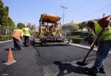 Με εντατικούς ρυθμούς προχωράει το πρόγραμμα ασφαλτοστρώσεων στη Γλυφάδα