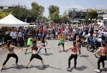 Χοροί, μουσικές, λάμψη και νοσταλγία στους δρόμους της Γλυφάδας (φωτό)