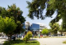 Σε Γλυφάδα, Άλιμο, Ελληνικό, Π.Φάληρο, Καλλιθέα ,όλες τις Κυριακές ανοιχτά τα καταστήματα. Τι προβλέπει το πολυνομοσχέδιο που κατατέθηκε στη Βουλή