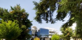 Σε Γλυφάδα, Άλιμο, Ελληνικό, Π.Φάληρο, Καλλιθέα ,όλες τις Κυριακές ανοιχτά τα καταστήματα. Τι προβλέπει το πολυνομοσχέδιο που κατατέθηκε στη Βουλή