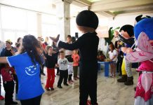 Στη μαρίνα Ζέας μικροί και μεγάλοι διασκεδάζουν στο παιδότοπο
