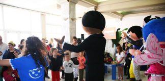 Στη μαρίνα Ζέας μικροί και μεγάλοι διασκεδάζουν στο παιδότοπο