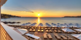 Σε Γλυφάδα, Βουλιαγμένη, Βάρκιζα , Βούλα, Λαγονήσι κ.α …βουτιές και με “γαλάζια σημαία”