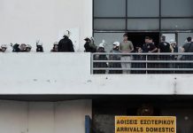 Εκκενώνεται το τ. αεροδρόμιο Ελληνικού. Μεταφορά προσφύγων/ μεταναστών , παρουσία ισχυρών αστυνομικών δυνάμεων
