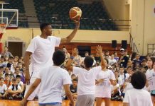 “Μάγεψε” μικρούς και μεγάλους ο Γιάννης Αντετοκούμπο στη Γλυφάδα (φωτό)