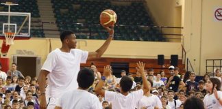 “Μάγεψε” μικρούς και μεγάλους ο Γιάννης Αντετοκούμπο στη Γλυφάδα (φωτό)