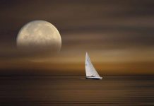 Δροσιά και βουτιές με φεγγάρι σε υπέροχες παραλίες της Αττικής Ακτής