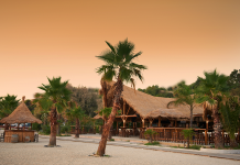 Στάσεις για δροσιά και ποτό στην Αττική Ακτή . Beach bars με ατμόσφαιρα και χρώμα