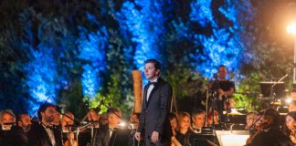 “Μαγική” βραδιά στη Λίμνη Βουλιαγμένης υπό τους ήχους κλασικής μουσικής.