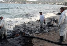 Η λίστα με την παραλίες που έχουν ρυπανθεί από την πετρελαιοκηλίδα