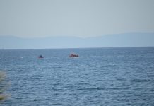 Ειδικά πλοία της Ευρωπαϊκής Ένωσης και του Λιμενικού απορρυπαίνουν την πετρελαιοκηλίδα που έχει παγιδευτεί από το πλωτό φράγμα σε Βούλα , Βουλιαγμένη