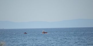 Ειδικά πλοία της Ευρωπαϊκής Ένωσης και του Λιμενικού απορρυπαίνουν την πετρελαιοκηλίδα που έχει παγιδευτεί από το πλωτό φράγμα σε Βούλα , Βουλιαγμένη