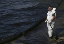Η κατάσταση απο την ρύπανση στις παραλίες της Αττικής. Αντλήθηκαν 800 τόνοι μαζούτ.Επιχειρούν 6 απορρυπαντικά σκάφη