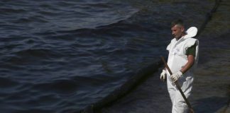 Η κατάσταση απο την ρύπανση στις παραλίες της Αττικής. Αντλήθηκαν 800 τόνοι μαζούτ.Επιχειρούν 6 απορρυπαντικά σκάφη