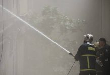 Νύχτα “κόλαση”. Κάηκαν 9 οχήματα στο υπόγειο που στεγάζεται η εφορία της Γλυφάδας