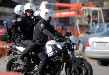 Άγρια καταδίωξη για τους ένοπλους ληστές της τράπεζας στο Π.Φάληρο. Τελικά τους πέρασαν χειροπέδες και τους πήγαν στην Ασφάλεια