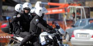 Άγρια καταδίωξη για τους ένοπλους ληστές της τράπεζας στο Π.Φάληρο. Τελικά τους πέρασαν χειροπέδες και τους πήγαν στην Ασφάλεια