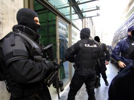 Και 2 Τούρκοι εμπλέκονται στη γιάφκα υποκλοπών στο Π.Φάληρο. Το “ντου” της αστυνομίας