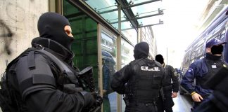Και 2 Τούρκοι εμπλέκονται στη γιάφκα υποκλοπών στο Π.Φάληρο. Το “ντου” της αστυνομίας