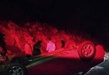 Ανατράπηκε αυτοκίνητο στη Βάρκιζα (φωτό)