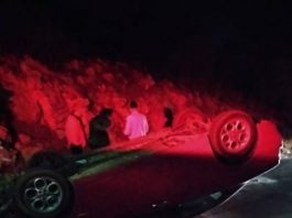 Ανατράπηκε αυτοκίνητο στη Βάρκιζα (φωτό)