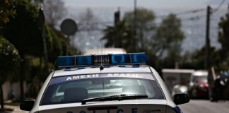 Θρίλερ με “μαχαιροβγάλτη” στο κέντρο της Γλυφάδας…νοσηλεύεται εκτός κινδύνου ο αστυνομικός που δέχτηκε την επίθεση