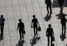 Οι νέοι βρίσκουν δουλειά μέσω συγγενών και φίλων