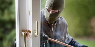 Έδεσαν, φίμωσαν και κατάκλεψαν ηλικιωμένο ζευγάρι στο σπίτι του στον Άλιμο