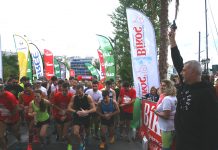 Πλήθος κόσμου στους αγώνες σκυταλοδρομίας στον Πειραιά (φωτό)