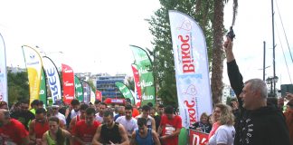 Πλήθος κόσμου στους αγώνες σκυταλοδρομίας στον Πειραιά (φωτό)