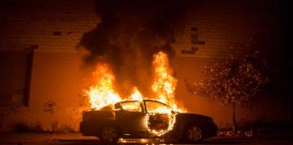 Άγρια νύχτα στη Γλυφάδα με εμπρησμούς αυτοκινήτων και σκαφών