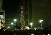 Φωταγωγήθηκε το δένδρο στον Πειραιά, με συναυλία και πυροτεχνήματα (φωτό)