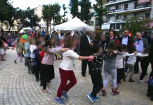 Χρώμα χριστουγέννων, μελωδίες και παιχνίδια στην ανακαινισμένη πλατεία Πηγάδας στο Πειραιά (φωτό)