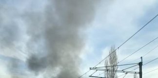 Φλέγεται σκάφος στη Μαρίνα Αλίμου. Ισχυρές πυροσβεστικές δυνάμεις επί τόπου