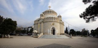 Αυλαία στην ανάπλαση του προαύλιου χώρου και των πεζοδρομίων στον Ιερό Ναό Κωνσταντίνου και Ελένης στη Γλυφάδα, με σεβασμό στην ιστορικότητα του χώρου (φωτό)