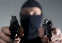 “Μπούκαραν” οπλισμένοι και με κουκούλες σε μονοκατοικία στη Βουλιαγμένη. Σοκ για 12χρονο και την οικογένεια του.