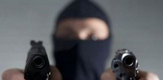 “Μπούκαραν” οπλισμένοι και με κουκούλες σε μονοκατοικία στη Βουλιαγμένη. Σοκ για 12χρονο και την οικογένεια του.