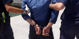 Τους “πέρασαν” χειροπέδες…την ώρα που λήστευαν διαμέρισμα στον Άλιμο